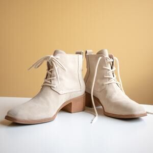 Wilder White Suede All-Season Boots Size 7